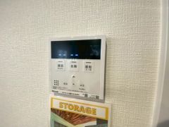 キッチン横からお湯張り、追い炊き、足し湯がボタン一つで楽々操作できる給湯機リモコンです＾＾忙しい夕飯の準備の時間帯に重宝しますね。