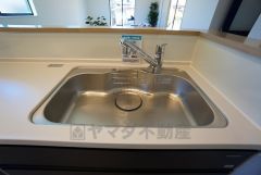 広々としたステンレスシンクには、洗剤やスポンジを収納出来るラック付き。広さも確保しているので、大きなお鍋も洗いやすいです。