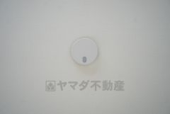 同仕様写真。火災による煙や熱を感知して、警報音やブザー等で火災の発生を知らせてくれる火災警報器。