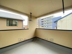 お洗濯物を干すスペースとしても十分な広さがあります。  お天気の良い日はお洗濯物がよく乾きそうな日当たり良好のバルコニー＾＾