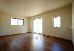 同仕様写真。大きな窓のあるリビングは、陽光あふれる明るい空間です。居心地良く、ご家族皆がゆったり寛げる憩いの空間となりそうです。