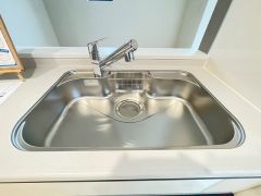 広々とした凸型シンクに洗剤ポケットを標準装備。大きなお鍋など洗いやすいです。洗剤や石鹸、スポンジもすっきりできる収納付き。