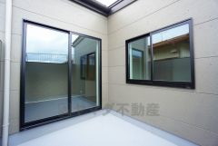 南側に面したバルコニーは日当たり良好です。お洗濯物も気持ちよく干せそうです。 テーブルとイスを置いてカフェタイムや日光浴、星を眺めたりも良いですね^^