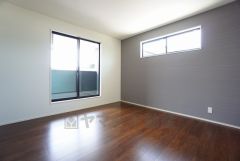住む人のこだわりを活かす洋室＾＾日当たりがよく、寝室としての利用もおすすめ。広めのクローゼットもあり荷物もすっきり片付けれ、ゆとりのある暮らしが出来ます＾＾