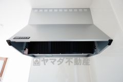 同仕様写真。調理により発生する油煙や臭いを吸い込み、屋外へ排気してくれます。