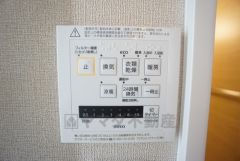 雨の日の洗濯も安心できる浴室暖房乾燥機付き浴室。リモコンで操作もボタン1つで簡単。 浴室暖房乾燥機には、暖房、乾燥、涼風、換気の4つの機能が付いています。タイマー付きです。