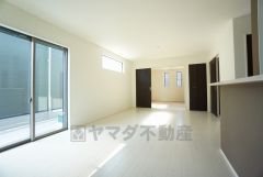 夏は強い日差しをカット、冬は暖かな遮熱高断熱型Low-Eガラスを採用。夏の強い日差しを約60%カットし、冷房効果を高めます。