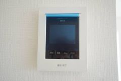 防犯はもちろん、セールスマン対策にもなるモニター付きインターホンです。お子さん1人での留守番時にも活躍しそうです。