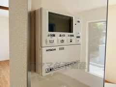 キッチン横からお湯張り、追い炊き、足し湯がボタン一つで楽々操作できる給湯機リモコンです＾＾忙しい夕飯の準備の時間帯に重宝しますね。