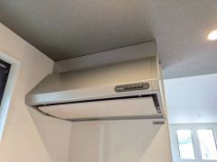 調理により発生する油煙や臭いを吸い込み、屋外へ排気してくれます。