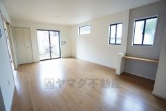 夏は強い日差しをカット、冬は暖かな遮熱高断熱型Low-Eガラスを採用。夏の強い日差しを約60%カットし、冷房効果を高めます。紫外線もカットするため紫外線による日焼けも抑制。