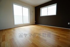 同仕様写真。住む人のこだわりを活かす洋室＾＾日当たりがよく、寝室としての利用もおすすめ。広めのクローゼットもあり荷物もすっきり片付けれ、ゆとりのある暮らしが出来ます＾＾