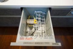 家事の時間が短縮できる食器洗浄乾燥機付。後片付けもラクラクです。