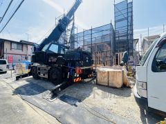 カースペースは停めやすい並列駐車3台付き。