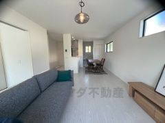 リビングは広々とした設計で、家族が集い、寛ぐ暮らしの空間を演出しています。将来にわたって住みやすくプランニングを重ねて設計された間取で日々の生活をしやすい導線を考えた居住空間を創り上げております＾＾