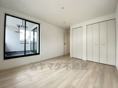 同仕様写真。住む人のこだわりを活かす洋室＾＾日当たりがよく、寝室としての利用もおすすめ。