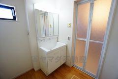 同仕様写真。三面鏡つき洗面台。収納も一体型になっているので、ドライヤーやヘアアイロンの置き場に困りませんね。