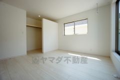 同仕様写真。収納力豊富なウォークインクローゼット付き。洋服や小物などを1箇所にまとめて美しい収納を実現します。