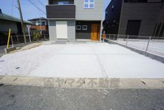 駐車スペースは2台分確保＾＾ご夫婦で1台ずつ所有出来ます＾＾