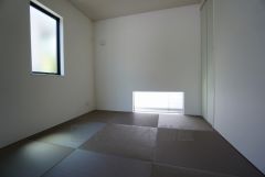 リビングからの続き間として和室をご用意しました。普段はリビングとつなげて開放的なスペースとして。来客時には客間としてお使いいただけます。