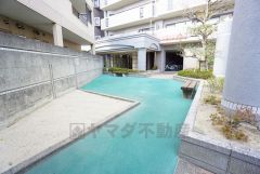 エントランスの自動ドアと出入り口に段差のないバリアフリー対応です。きれいに保たれたエントランスが安らぎに満ちた暮らしへ誘います。