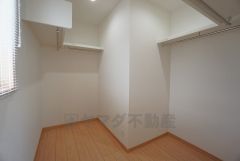 収納力豊富なウォークインクローゼット付き。洋服や小物などを1箇所にまとめて美しい収納を実現します＾＾