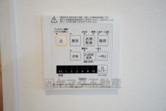 同仕様写真。雨の日の洗濯も安心できる浴室暖房乾燥機付き浴室。リモコンで操作もボタン1つで簡単。 浴室暖房乾燥機には、暖房、乾燥、涼風、換気の4つの機能が付いています。タイマー付きです。