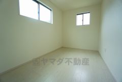 全居室にはたっぷり収納できる大型クローゼットを設置しています。窓には断熱性・保温性にすぐれ、省エネ効果のあるペアガラスを採用。冬には結露を防止します。