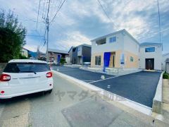 前面道路含む現地外観写真。