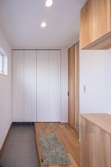 土間収納はごちゃごちゃしていてもハイドアの白い扉が隠してくれますよ＾＾