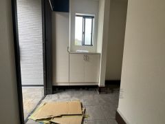 採光も考えられた明るい玄関です。自動で閉まるタッチキーとTVインターホンが装備されているので、セキュリティーも安心。