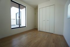 たっぷり収納できる大型クローゼットを設置しています。窓には断熱性・保温性にすぐれ、省エネ効果のあるペアガラスを採用。冬には結露を防止します。