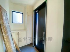 たっぷり収納できるシューズボックスです。家族全員の靴がきれいに整頓できます。棚の上にお花や写真を飾っても良いですね。