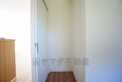 キッチン横可動棚式パントリー。食器やキッチン用品、食料品の保存に便利です＾＾可動棚式なので高さのある物もスッキリ収納できます＾＾