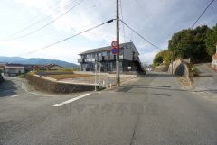 前面道路は公道南東約4.34ｍ、北東約6.10ｍ。車の通行がほとんどなく小さなお子様がいるご家庭でも安心して過ごせます＾＾