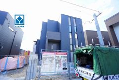 1号棟。 安全性、機能性に優れたオール電化で快適な新生活＾＾ コンビニ徒歩まで徒歩6分。メガドンキまで徒歩7分。