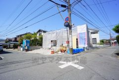 角地で陽当たり風通し良好です＾＾ 大型車両の通行も少なく静かで快適な生活を送れます。 カースペースは停めやすい並列駐車4台付き。