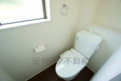 ウォシュレット付トイレです。節水機能もあるので、安心して使えますね。もちろん、1階2階の2ヶ所にトイレがあるので、忙しい朝にもゆとりができますね。