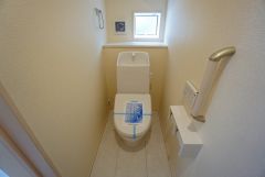 温水洗浄機付トイレです。節水機能もあるので、安心して使えますね。もちろん、1階2階の2ヶ所にトイレがあるので、忙しい朝にもゆとりができますね。