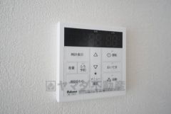 キッチン横からお湯張り、追い炊き、足し湯がボタン一つで楽々操作できる給湯機リモコンです＾＾忙しい夕飯の準備の時間帯に重宝しますね。