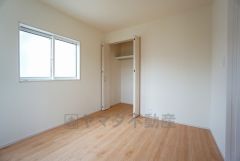 木目調のシンプルデザインで落ち着きと安らぎの空間に仕上げています。各部屋に収納が完備されているので、お荷物が多くなっても安心の設計です。