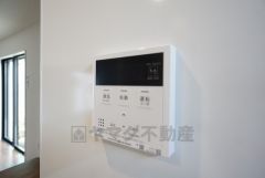 キッチン横からお湯張り、追い炊き、足し湯がボタン一つで楽々操作できる給湯機リモコンです＾＾忙しい夕飯の準備の時間帯に重宝しますね。