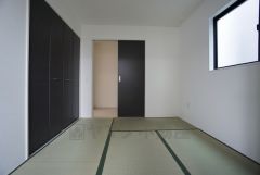 ＬＤＫに隣接する和室です。様々な使用用途で活躍しそうです。 和室は接待部屋にも使えますね。