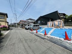 前面道路は5ｍ。 並列駐車で車もスムーズにお停めできます＾＾ 交通量が少ないためお子様がいるご家庭でも安心です＾＾