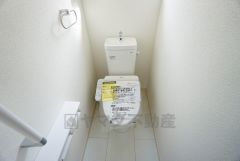 同仕様写真。温水洗浄機付トイレです。節水機能もあるので、安心して使えますね。もちろん、1階2階の2ヶ所にトイレがあるので、忙しい朝にもゆとりができますね。