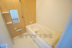 1日の疲れを癒すくつろぎのバスルーム。足を伸ばしてもゆったりと入れるサイズです。お子様と一緒にお風呂に入っても狭くないですね^^