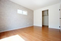 同仕様写真。住む人のこだわりを活かす洋室＾＾日当たりがよく、寝室としての利用もおすすめ。広めのクローゼットもあり荷物もすっきり片付けれ、ゆとりのある暮らしが出来ます＾＾
