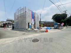 角地で陽当り・風通し良好です＾＾ カースペースは停めやすい並列駐車3台付き。前面道路は約6ｍと駐車がスムーズにできます。