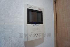 防犯性もばっちり、TVモニター付きインターフォン完備。大きなモニターで玄関先を確認できます。録画機能が付いているので不在時の訪問者も確認できて安心です^^