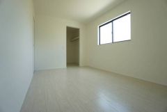 ご夫婦お二人のプライベートシーンを演出する寝室は、大容量のウォークインクローゼット付き。バルコニーに面しており、明るい陽射しが差し込みます。